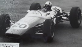 Bellasi nel 1965 impegnato sul bagnato, circuito cittadino di Siracusa, mentre guida una Brabham formula 3.. un’ auto tradizionale di quei tempi con telaio tubolare, molto efficiente e semplice nella manutenzione per i piloti privati...